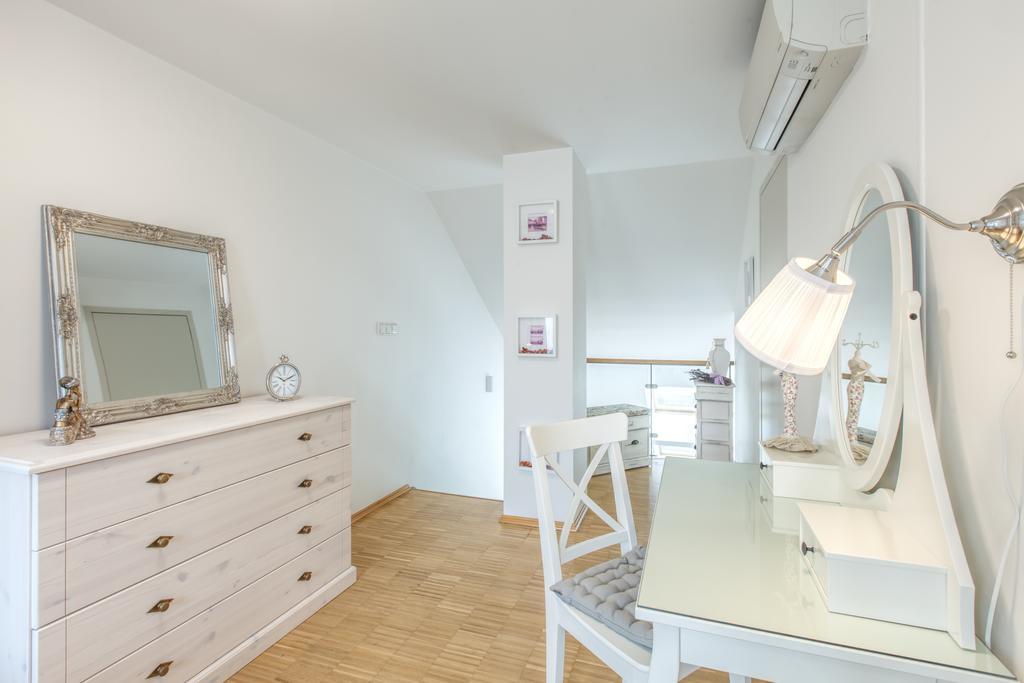 Modern Apartment Charvátova Praga Esterno foto