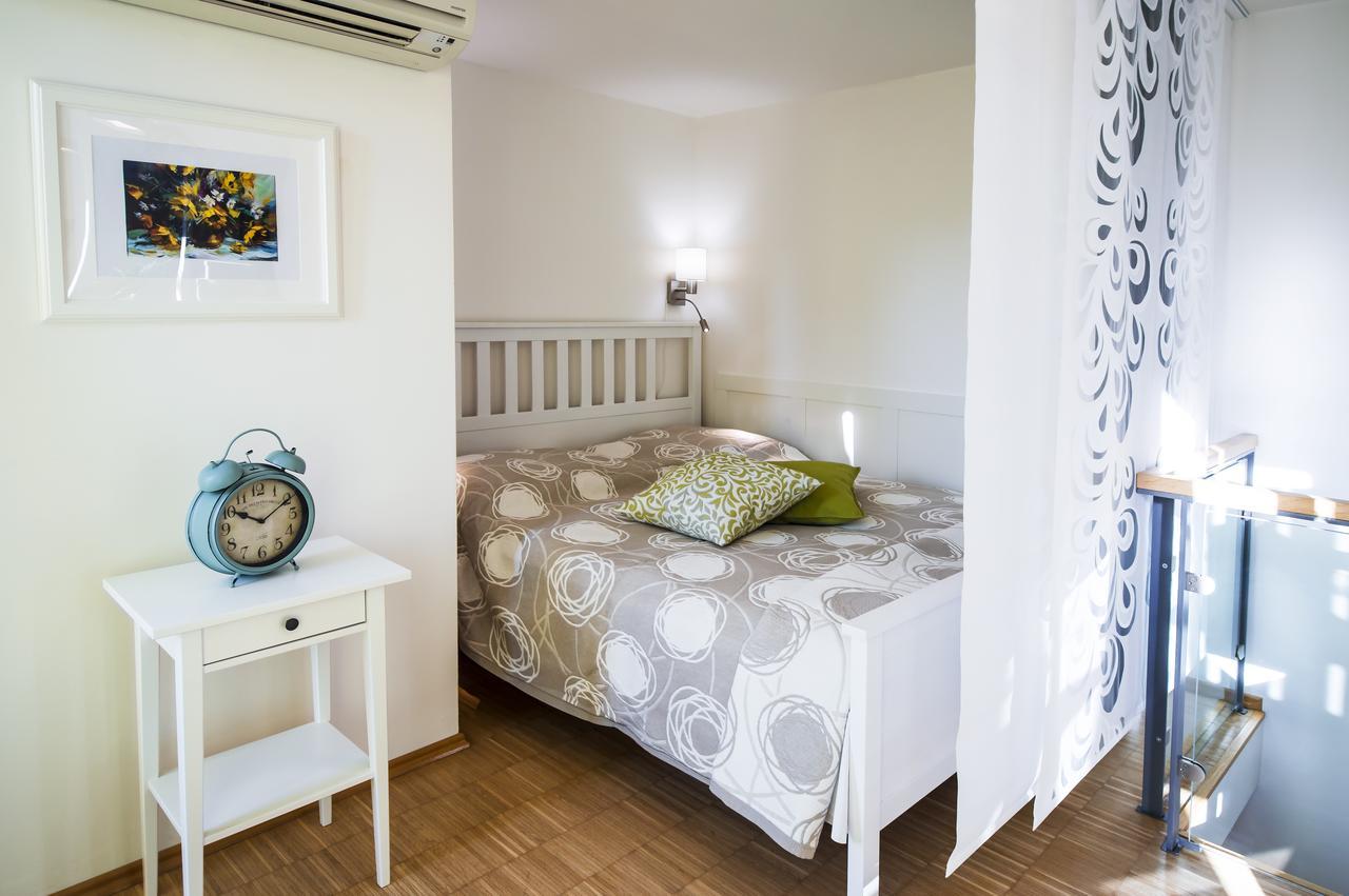 Modern Apartment Charvátova Praga Esterno foto