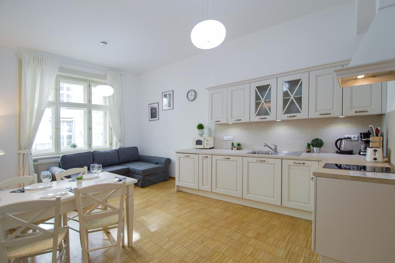 Modern Apartment Charvátova Praga Esterno foto